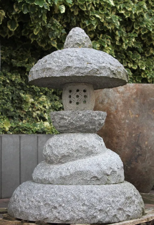 Große Steinlaterne Steinlampe aus Granit für den japanischen Garten
