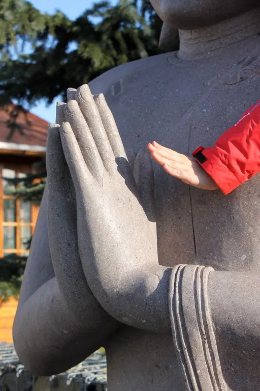 Größenvergleich Hände des Buddha