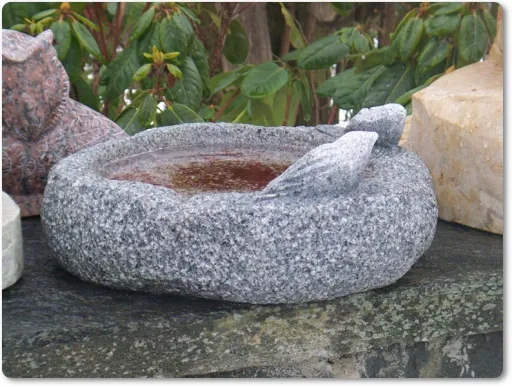 Vogeltränke mit zwei sitzenden Vögeln aus Granit
