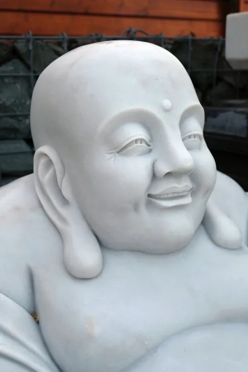 Buddha-Steinfigur aus weißem Marmor Detail Kopf