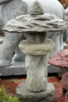 Steinlaterne aus grünem Sandstein in rustikaler Optik