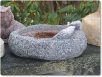 Vogeltränke mit zwei sitzenden Vögeln aus Granit