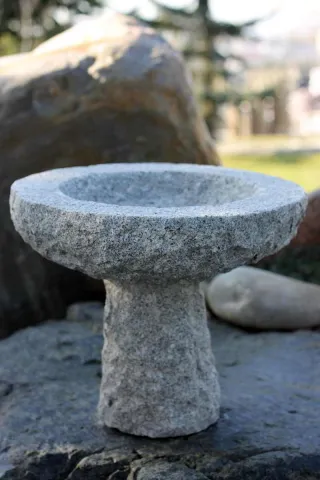 Vogeltränke aus Granit mit Standfuß