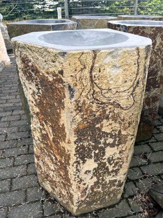 Standwaschbecken aus Basalt