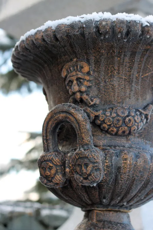 Detail der Amphore Eifel aus Gusseisen