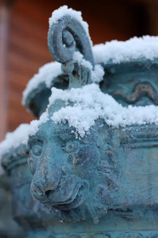 Detail Löwenkopf der Amphore Rhön aus Guss