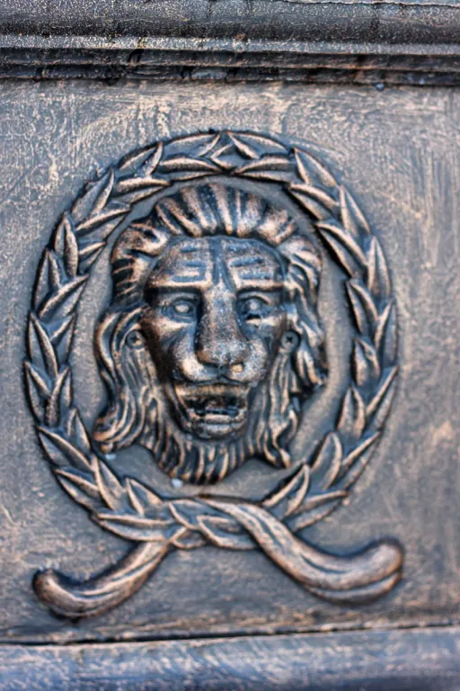 Detail der Amphore Spessart mit Löwenkopf am Sockel