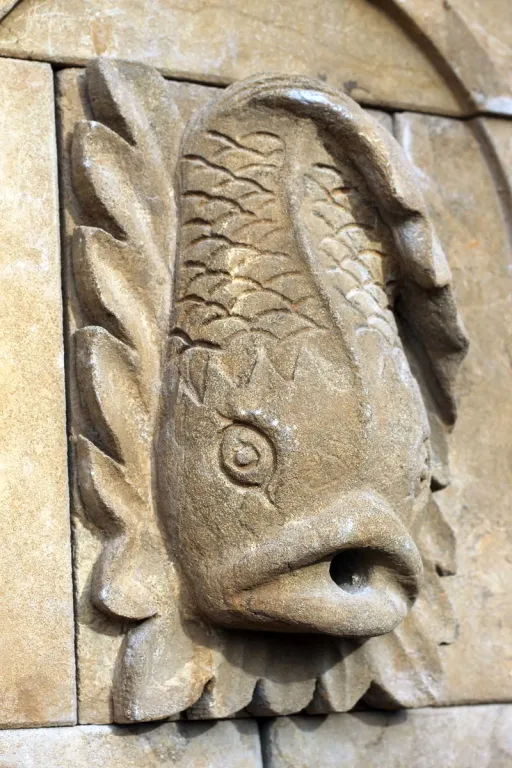 Detail Fischkopf des Wandbrunnens aus Naturstein