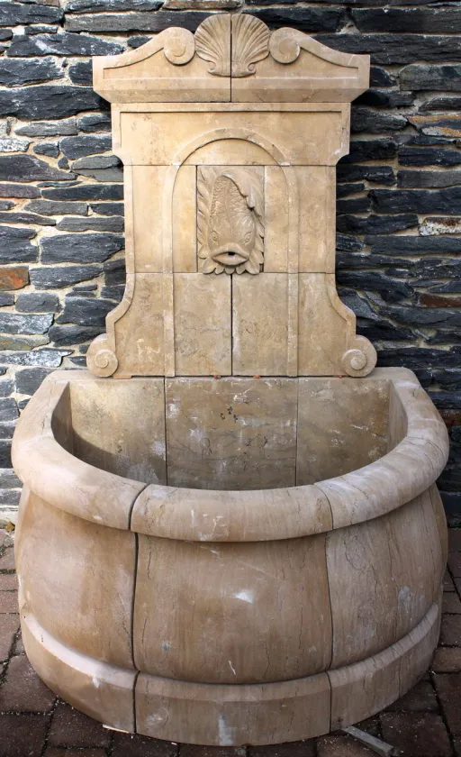 Wandbrunnen mit Fischkopf als Auslauf (Wasserspeier)