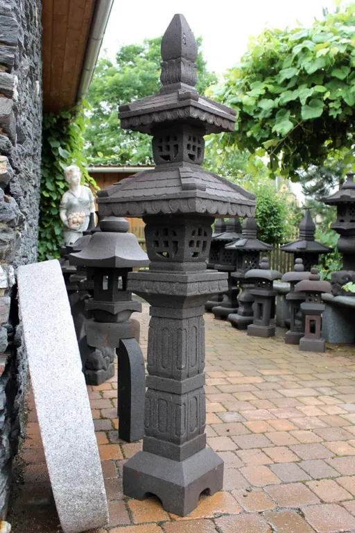 Balinesische Pagoda aus dem Naturstein Lava für die Gartengestaltung