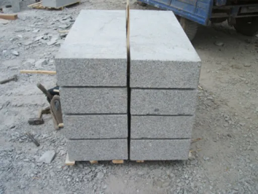 Blockstufen aus Granit für den Garten