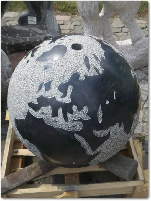 Brunnenkugel aus Stein als Weltkugel dargestellt