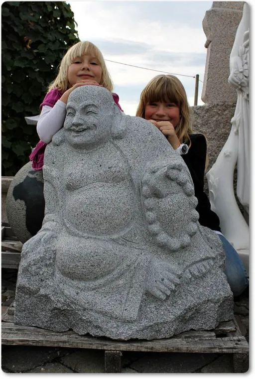 Lachender Buddha aus Granit für den Garten