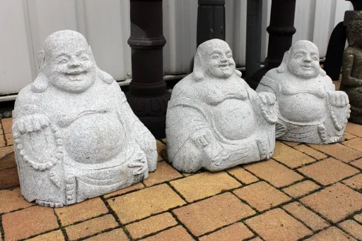 Kleine Buddhas aus Granit