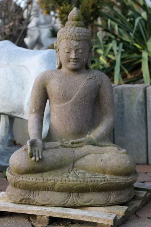 Steinfigur des Buddha aus Rhyolith