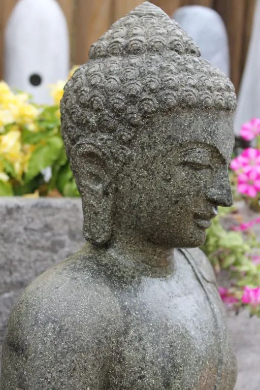 Buddha aus grüner Lava Seitenansicht Kopf