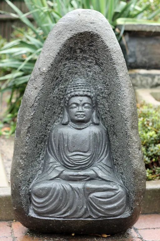 Buddha im Stein für die Gestaltung von Gärten oder Parkanlagen