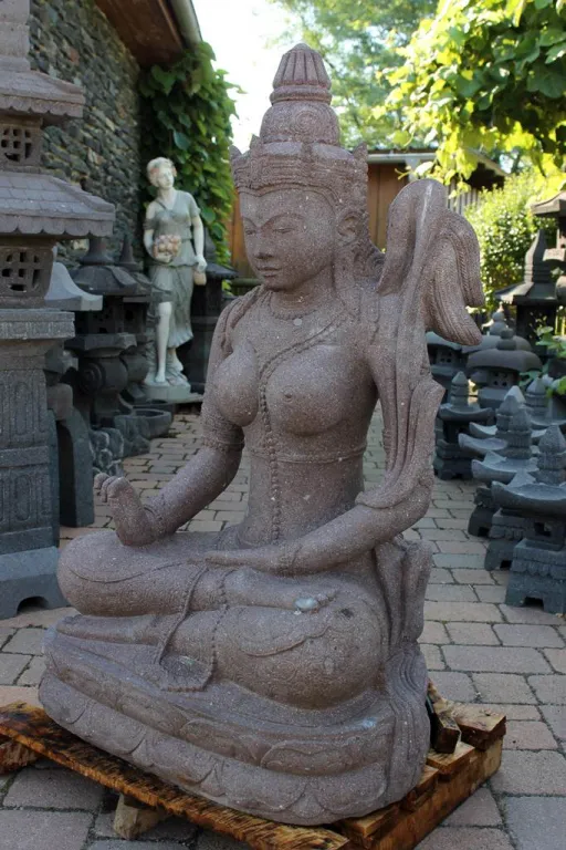 Ansicht der linken Seite der indonesischen Steinfigur Dewi Sri