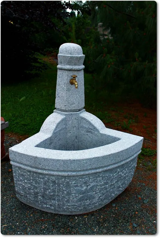 Eckbrunnen aus grauem Granit