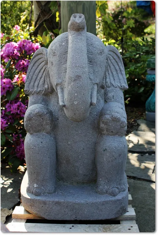 Skulptur Elefant aus Naturstein
