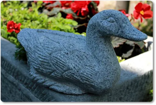 Ente aus Granit für die Gartendeko