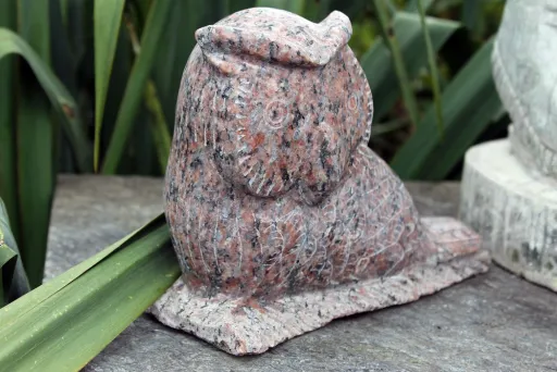 Tierfigur Eule aus rotem Granit