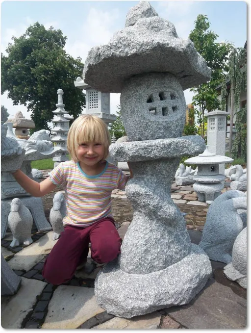 Flintstone Steinlaterne aus Naturstein Granit für den Garten