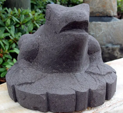 Frosch aus schwarzer Lava zur Dekoration am Gartenteich