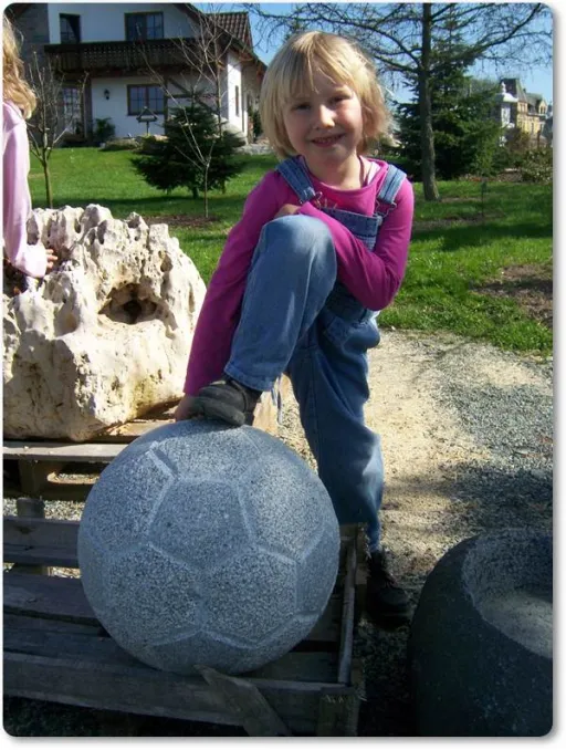 Fußball aus Granit als Accessoire für den Garten