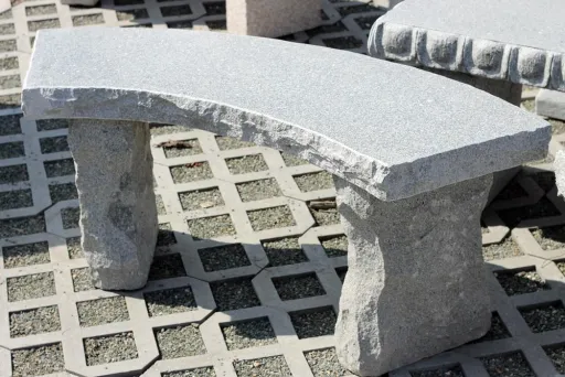 Gartenbank Erfurt aus Granit mit geschwungener Sitzplatte