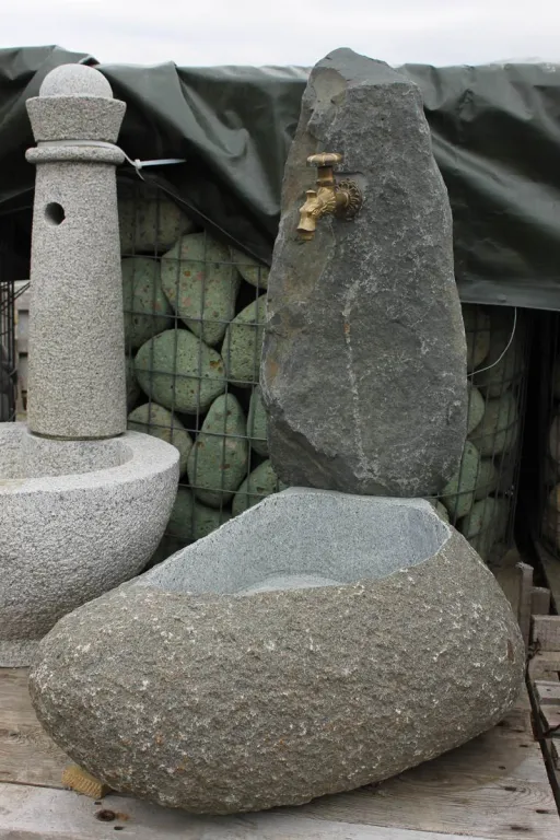 Schöner Gartenbrunnen aus Findlingen