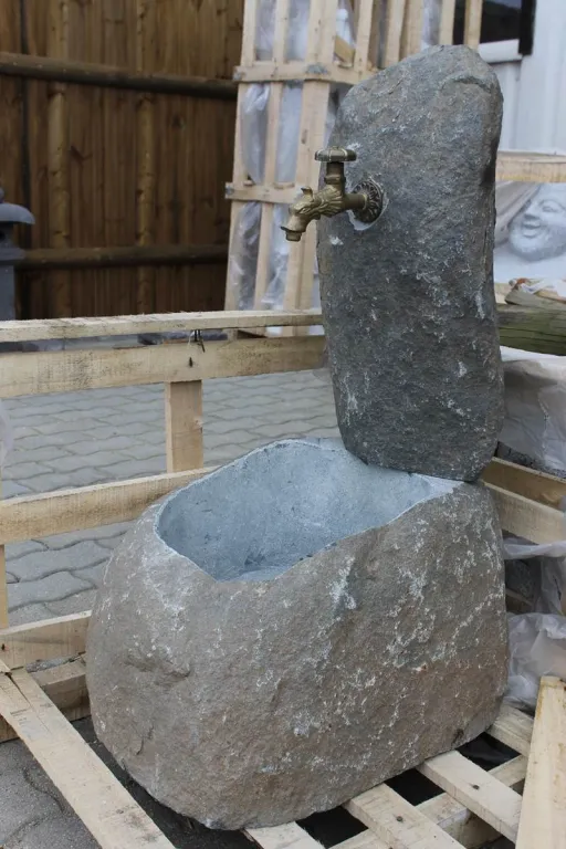 Schöner Gartenbrunnen aus Findlingen