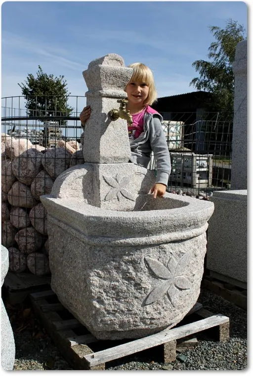 Gartenbrunnen aus rotem Naturstein