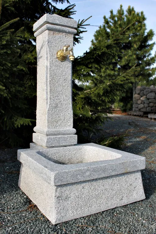 Gartenbrunnen aus Naturstein Granit für die Gartengestaltung