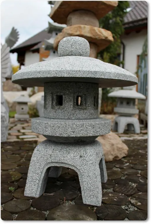 Gartenlaterne Kodai Maru Yukimi aus Naturstein Granit für den Garten