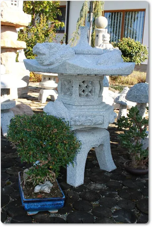 Japanische Steinlaterne für den Garten