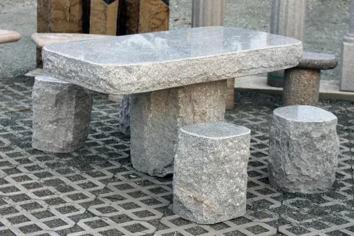Gartenmöbel mit Tisch und vier Steinhocker