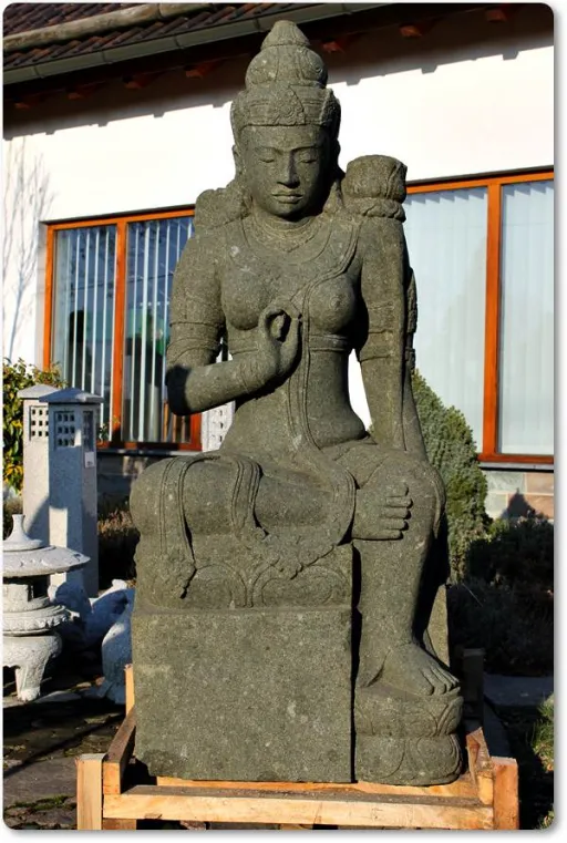 Steinskulptur das Gottes Siwa (Shiva) für den Garten