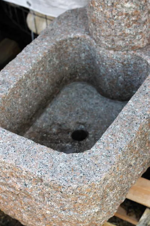 Detail Granitbrunnen grob