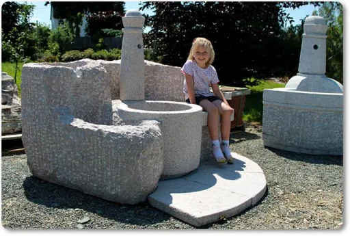 Massiver Granitbrunnen für den Garten mit Sitzfläche