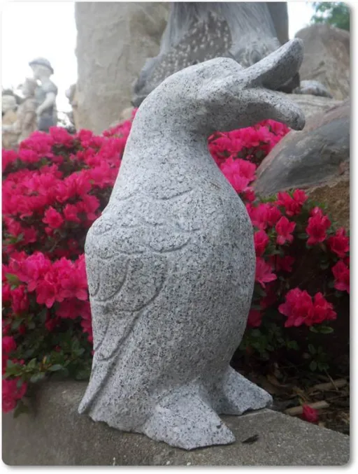 Ente aus Granit als Accessoire am Gartenteich