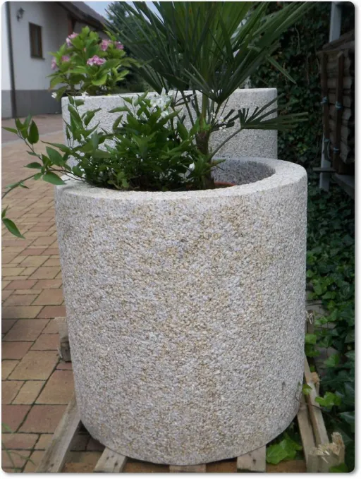 Pflanzgefäß aus gelbem Granit