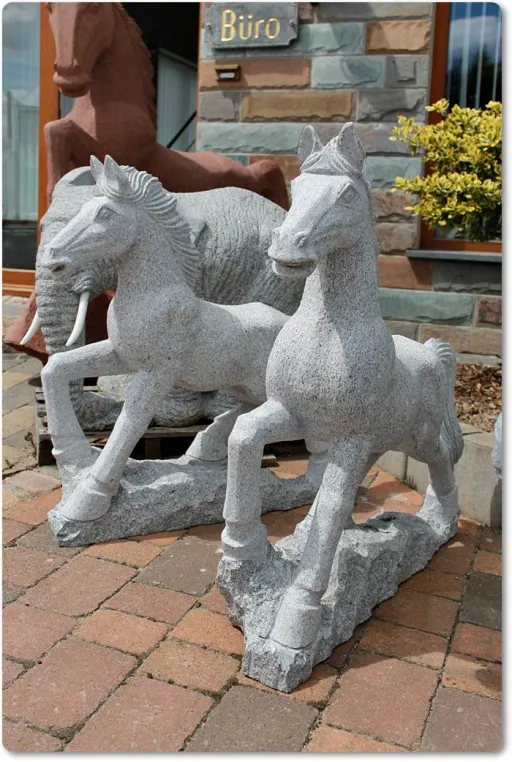 Tierskulpturen Pferde aus Stein für den Garten
