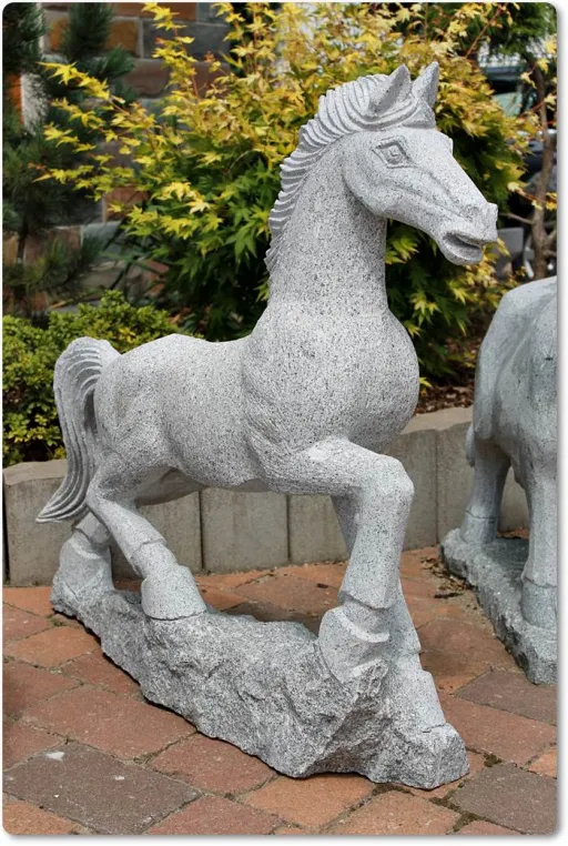 Granitpferd zur Dekoration im Garten oder einem Reiterhof