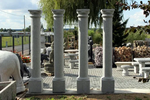 Granitsäule als dekoratives Element für den Garten