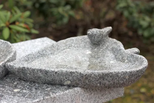 Vogelbad aus Granit Nahaufnahme