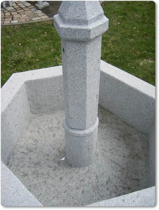 Grosser Dorfbrunnen aus grauen Granit