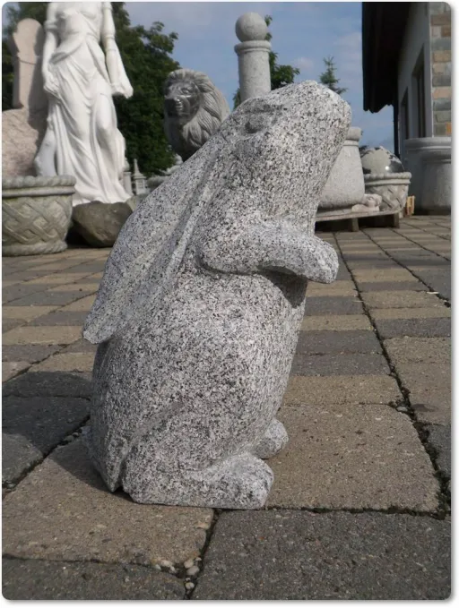 Hase aus Granit stehend