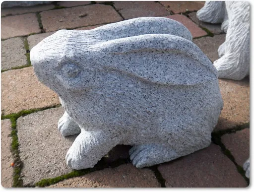 Hase aus Stein in hockender Haltung für den Garten