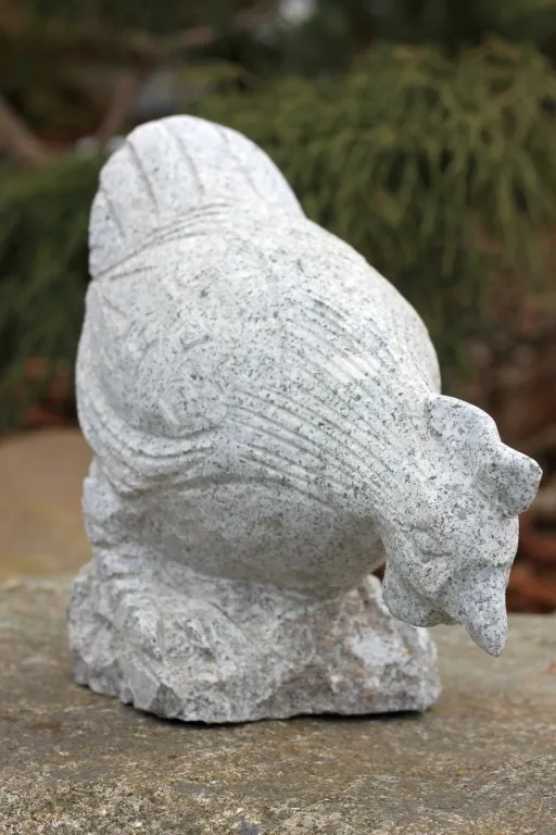 Pickendes Huhn aus Granit für den Garten